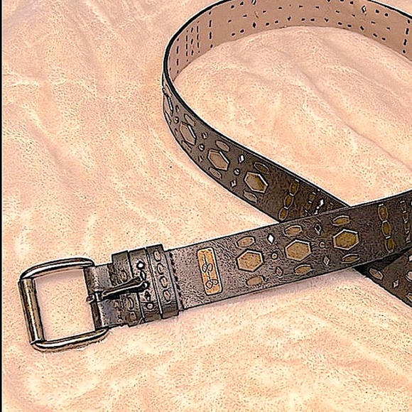 JESS SIMPSON👖 VTG FAUX BROWN LEATHER BELT W/RIVET ACCENTS Women’s 45” Fit37”-41” - Picture 2 of 12